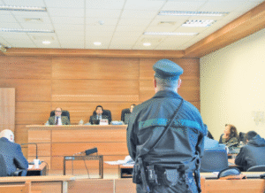 Acusan a joven de robar cinco vehículos en una noche