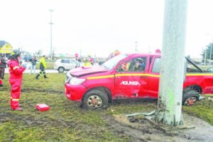 Dos lesionados tras violento choque contra poste