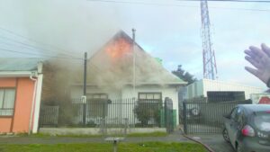 Oportuna intervención de Bomberos evitó propagación de incendio en vivienda