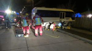 Padre e hijo resultaron lesionados esta mañana luego de ser aplastados por microbus