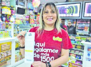 Dueña de kiosco de juegos se autocompró boleto y ganó $ 368 millones