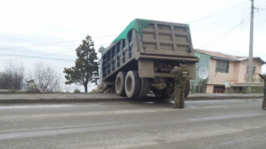 Camión tolva se despistó y quedó a metros de caer frente al Parque María Behety