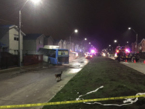 Bus Movigas impactó medidor de gas de una vivienda en Barrio Archipiélago de Chiloe