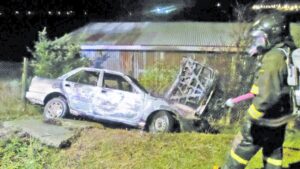 Roban auto y termina destruido por incendio