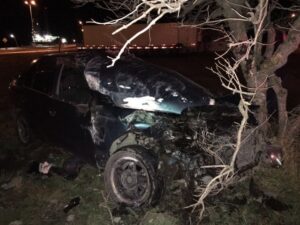 Auto que participaba en carrera clandestina terminó volcado en Costanera