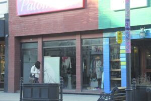 Detienen a joven que mantenía prendas robadas desde boutique