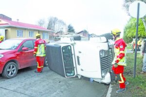 Transeúntes rescatan a mujer tras volcar con su jeep