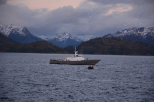 Agregando un sistema de robot submarino se mantienen las acciones de búsqueda de único tripulante desaparecido en Paso Froward