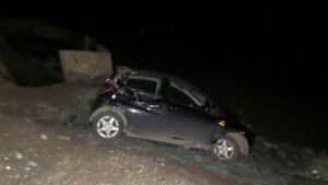 Una mujer resultó lesionada luego de volcar su vehículo en sector de la Ex Chipera