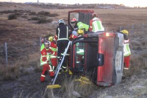 Una conductora lesionada deja volcamiento de camioneta ocurrido en Avenida Frei