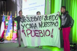 Estudiantes secundarios interrumpen cuenta pública