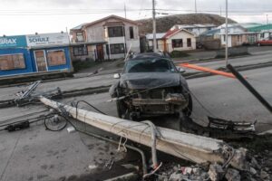 Conductor impactó y derribó poste de alumbrado público en sector sur de Punta Arenas