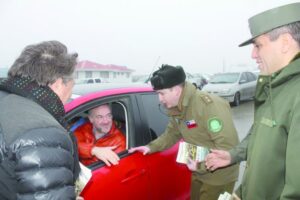 Carabineros de Chile y Gendarmería argentina realizaron campaña en Paso Fronterizo Integración Austral
