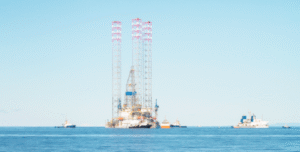 Concluyó la delicada maniobra de embarque de plataforma petrolera