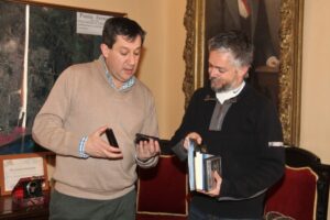 El alcalde recibió la visita del destacado escritor Jorge Baradit