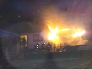 Incendio destruyó galpón y temporal amenazó viviendas vecinas en la Población Calixto