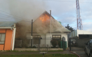 Investigan causas de incendio que destruyó parcialmente vivienda en sector del Barrio Prat