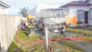 Incendio destruyó cabina de camión al interior del patio de vivienda de Porvenir