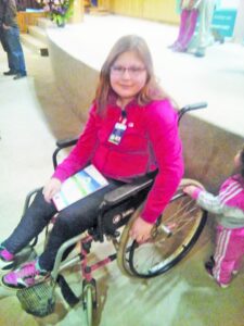 Madre narra la difícil vida de su hija que sufre ataxia de Friedreich