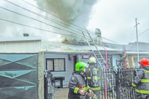 Incendio destruyó galpón y vivienda  en Villa Selknam: dos damnificados