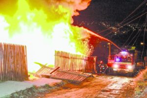 Vecinos salvaron a abuela semipostrada de voraz incendio en sector Río de la Mano