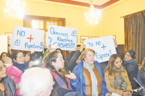 Vecinos demandan entrega de viviendas en Punta Arenas e irrumpen en Concejo Municipal