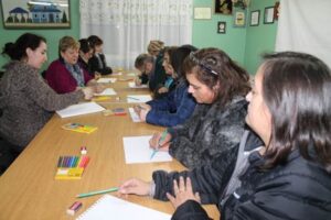 Mujeres de Playa Norte preparan mural para adornar frontis de su nueva sede vecinal