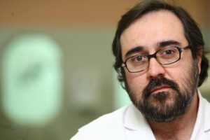 Dura acusación de senador Navarro a presidente regional del Colegio Médico