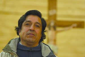 Sacerdote Teneb realiza fuerte crítica a modo de actuar en licitaciones públicas