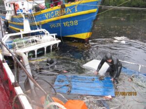 Emergencia termina con tres náufragos a salvo debido a la activación de la balsa salvavidas