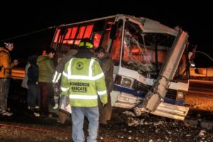 Neblina desató accidente carretero que dejó 14 trabajadores de una pesquera lesionados