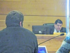 Padre es formalizado por agredir a  su hijo que fue suspendido del colegio