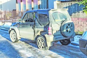 Conductor resultó con lesiones luego de impactar su jeep contra barrera de contención