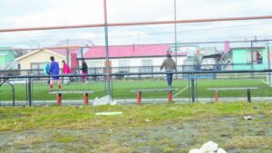 Numerosas multicanchas son útiles de día pero se convierten en un peligro en las noches