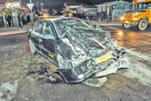 Dos lesionados dejó violenta colisión  entre taxi colectivo y microbús