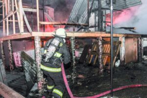 Calentador habría provocado  fuego en casa en construcción