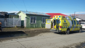 Hombre fue encontrado con lesiones por familiares al interior de su hogar