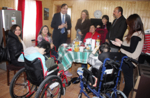 Clara Pérez Labrín y familia recibieron a autoridades en su renovada casa