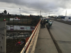 Hombre de 45 años de edad cayó desde puente en Avenida Frei