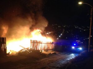 Incendio arrasa con una vivienda del sector Rio de la Mano