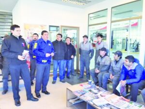 Ante seguidilla de robos de autos efectúan campaña en talleres