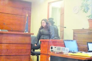 Formalizan a  secretaria de mujer acusada de estafas