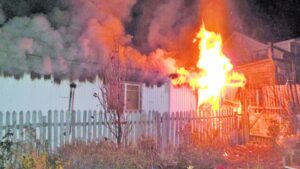Incendio destruyó vivienda interior en calle Las Heras