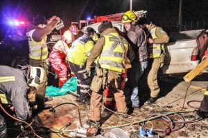 Dramático rescate de conductor atrapado tras colisión frontal