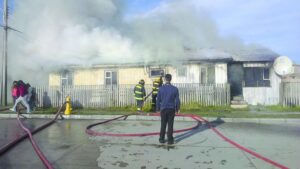 Dos familias damnificadas dejó incendio que destruyó antiguo inmueble en Porvenir