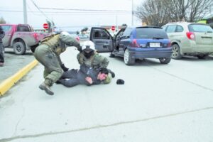 En persecución policial detienen a imprudente chofer que huyó por el centro de Punta Arenas