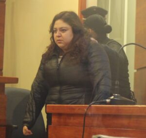 Asistente de mujer que se fugó de Chile por millonaria estafa fue formalizada como “complice”