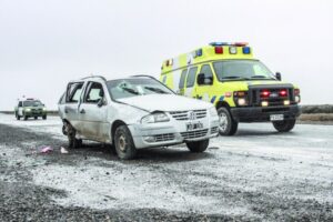 Madre y su bebé graves tras violento volcamiento en la ruta