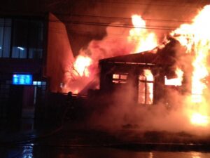 Voraz incendio consumió en solo minutos antigua casona de calle Bellavista