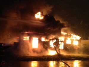 Dantesco incendio destruyó vivienda de calle Bellavista, al lado del Ejército de Salvación